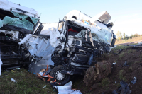 Srážka kamionů při nehodě na obchvatu Jaroměře