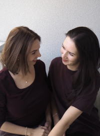 Vlevo sedí Aneta Roszyncová a vpravo je její sestra Nikola Šuránková