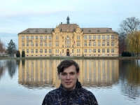Pavel Hampl před litovelským gymnáziem.