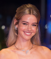 Millane (Friesen) Al-Maasoud na červeném koberci zahajovacího galavečera Berlinale 2024