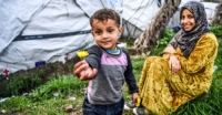 Téměř polovinu obyvatel řeckých uprchlických táborů tvoří děti