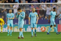 Zklamaní hráči Barcelony po zápase