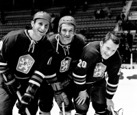 Zleva Jan Hrbatý, bratři Jaroslav a Jiří Holíkové, útočná řada komunistického Československa