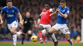 Eddie Nketiah tancující obranou Evertonu