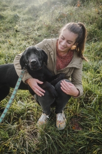 Iniciátorka sbírky Lucie Zatloukalová s pejskem z Útulku jinak