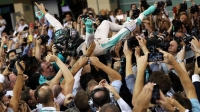 Čerstvý mistr Rosberg si užívá oslavy