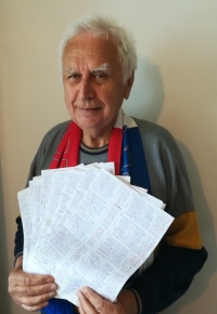 Josef Veverka se šálou z mistrovství světa a se sešity, do kterých si už více než třicet let zapisuje fotbalové výsledky.