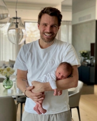 Příspěvek z instagramového účtu Leoše Mareše, kde drží dceru Alex