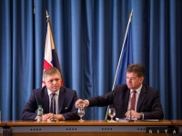 Premiér Robert Fico a ministr zahraničních věcí Miroslav Lajčák během tiskové konference