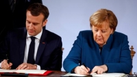 Macron a Merkelová při podpisu smlouvy