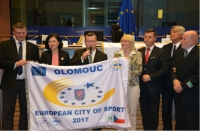 Zástupci města s vlajkou