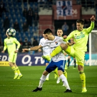 Hráči Karviné a Baníku v souboji o míč.