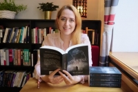 Autorka se svojí knihou.