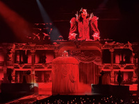 Lady Gaga v Palau Sant Jordi v Barceloně během písně Bloody Mary