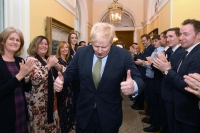 Zaměstnanci na Downing Street vítají vítěze Borise Johnsona