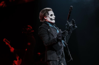 Papa Emeritus vystupující v Michiganu