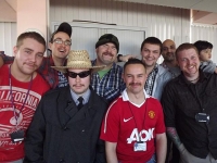 Skupina mužů s Movember kníry