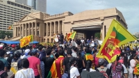 Protesty před budovou parlamentu