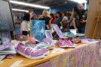 Jednou z prezentovaných technik byla i malba na vodní hladině