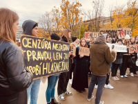 Tichý protest študentov žurnalistiky