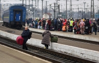 Ukrajinští uprchlíci na polském vlakovém nádraží