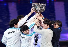 Hráči Damwon Gaming zvedají nad hlavu Summoner´s Cup