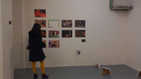 Návštěvnice galerie prohlížející si různorodé fotografie