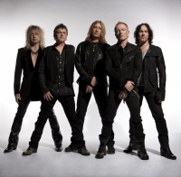 Def Leppard s legendárním bubeníkem bez levé ruky.