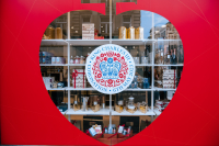 Tematika korunovace byla v Londýně všudypřítomná