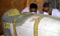 Archeologové prohledávají sarkofág mumie ženy