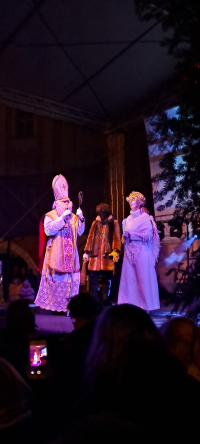 Mikulášský tým na pódiu