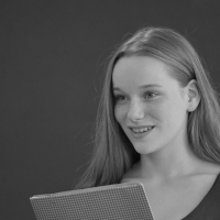 Yvona Stolařová, nadaná studentka Janáčkovi konzervatoře v Ostravě a čerstvá filmová hvězda snímku Poslední aristokratka