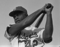 Jackie Robinson švihá pálskou v uniformě Dodgers, 1954