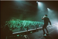 Mike Shinoda ve vyprodaném Foru Karlín