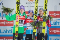Trojice nejlepších skokanů ze závodu na velkém můstku z Lahti. Uprostřed Stefan Kraft z Rakouska, vlevo Němec Andreas Wellinger, vpravo bronzový Piotr Žyla z Polska.