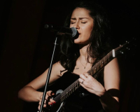 Barbara Kanyzová během koncertu v ostravském clubu BUMBUM Comedy