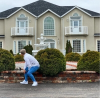Aaron Vankampen před jedním z honosných kanadských sídel