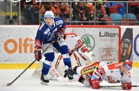 Jakub Orsava v souboji s hradeckým strážcem těsně před svou druhou vstřelenou brankou