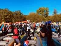 Přípravy závodníků v posledních minutách před hromadným startem z Rožmberka nad Vltavou