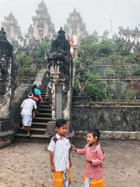 Balijské děti u chrámu Lempuyang