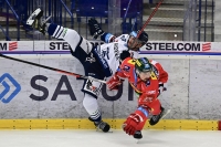 Tomáš Dvořák (HC Dynamo Pardubice) a Jan Bernovský (HC Vítkovice Ridera) v pádu