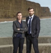 Herci David Tennant a Olivia Colman
