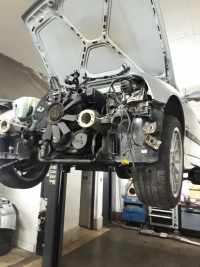 Auto procházející opravou