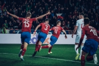 Česká reprezentace oslavuje vyrovnávací gól Jakuba Brabce