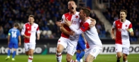 Fotbalisté Slavie se radují z vyrovnávající branky na hřišti Genku