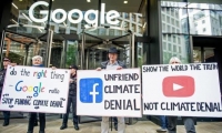 Aktivisté protestující před společností Google v Londýně