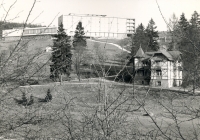 V popředí se nachází lázeňská vila Max z pera Dušana Jurkoviče, v pozadí hotelová budova pro rekreaci zaměstnanců Vítkovických železáren Klementa Gottwalda Ostrava.