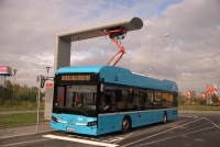 Elektrobus Ekova stojí u dobíjecí stanice. Po 5 minutách dokáže hodinu rozvážet cestující.
