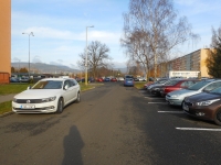 Řidiči parkují vozidla podél silnice. Nemají dostatek parkovacích míst