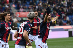 Hráči týmu FC Bologna se radují z branky